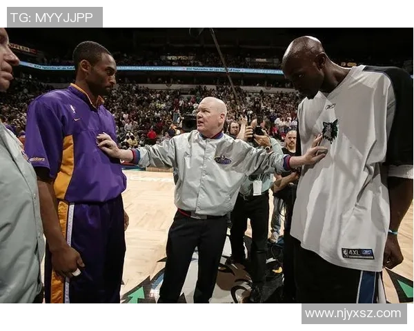 斯普雷维尔与科比的巅峰对决揭示篮球传奇的魅力与荣耀